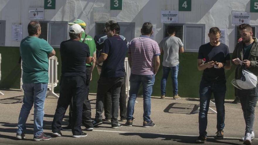 Aficionados del Elche comprando entradas del partido en Murcia
