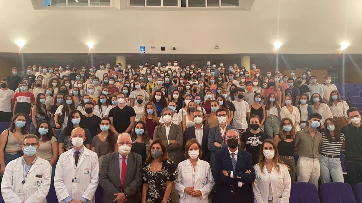 Los nuevos alumnos de Medicina, Enfermería y Fisioterapia, junto a autoridades, en el acto de acogida celebrado en el hospital Reina Sofía.