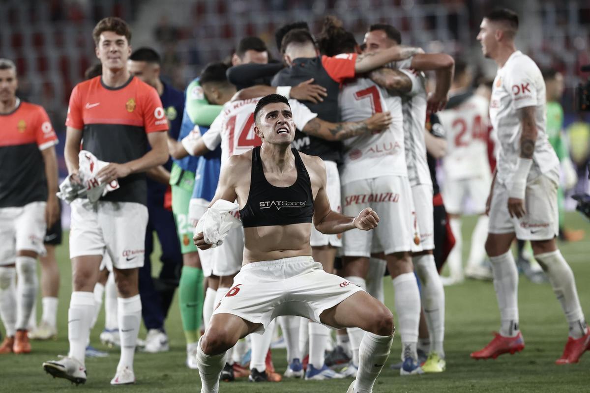 PAMPLONA, 22/05/2022.- Los jugadores del Mallorca celebran la victoria ante Osasuna, al término del partido de la jornada 38 de Liga en Primera División que Atlético Osasuna y RCD Mallorca han disputado hoy domingo en el estadio de El Sadar, en Pamplona. EFE/Jesús Diges