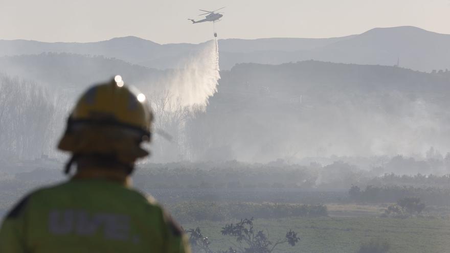 Un helicóptero recogiendo agua para extinguir el incendio de Vilamarxant