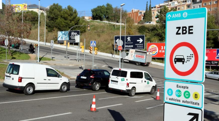Una señal de Zonas de Bajas Emisiones en L'Hospitalet de Llobregat.