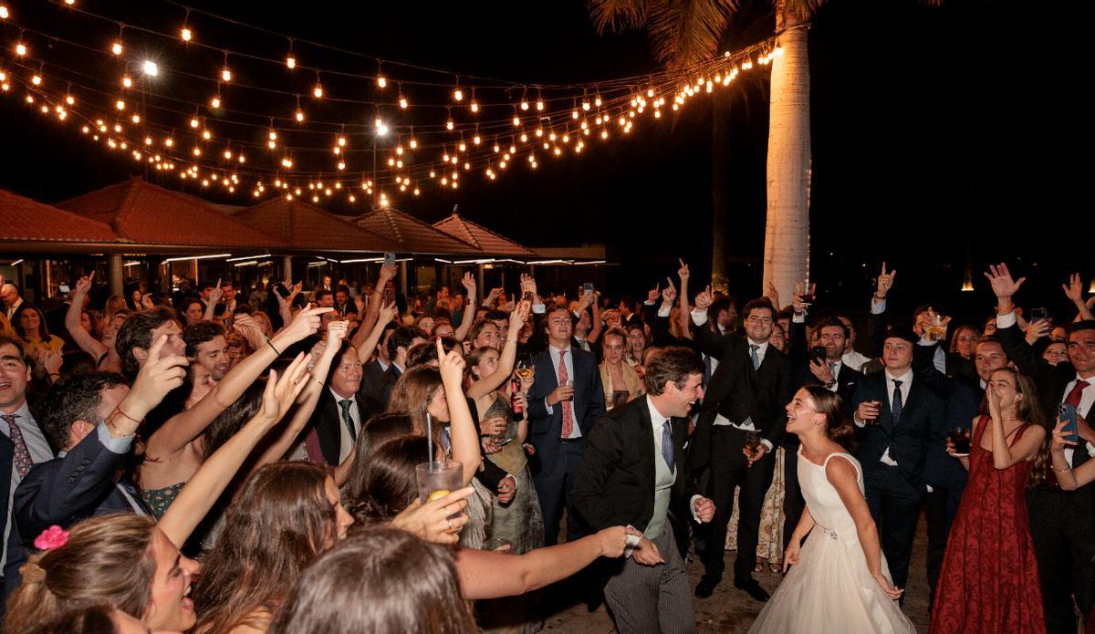 Invitados a la boda en la celebración tras la ceremonia en el sur de Gran Canaria.