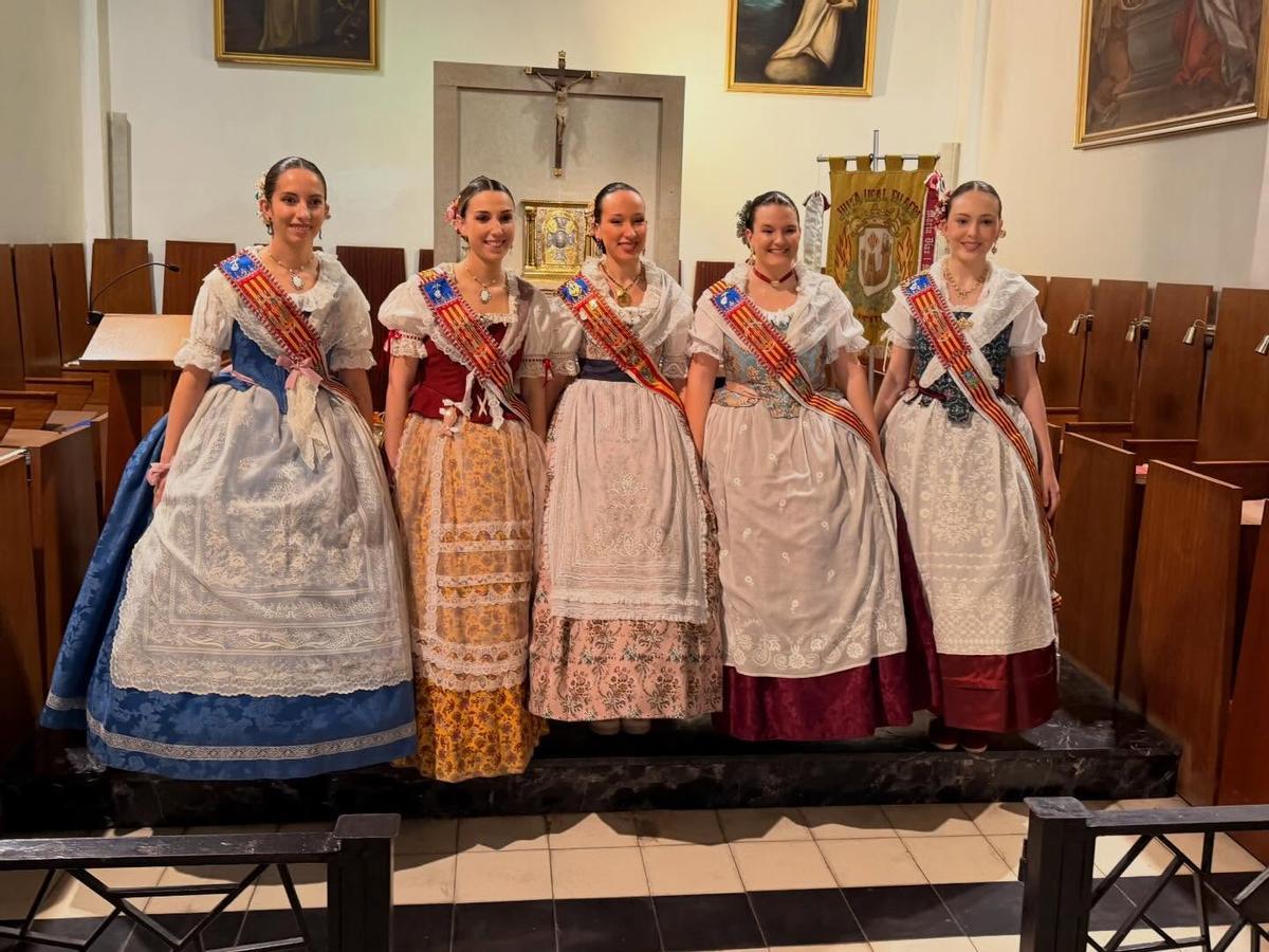La Fallera Mayor y su Corte de Honor, en la ofrenda de huevos a Santa Clara.