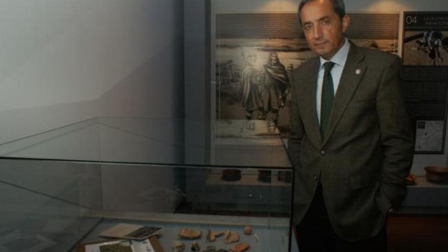 El prehistoriador especializado en arqueología de la sal, Germán Delibes, en la muestra de «Arqueología en la provincia de Zamora» que exhibe el Museo Provincial.