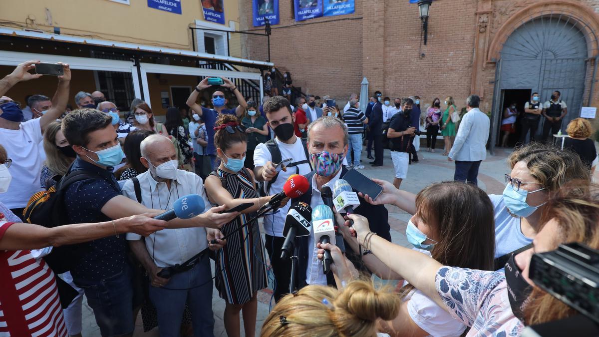 Fernando Simón, este sábado en Villafeliche, rodeado por los medios de comunicación.