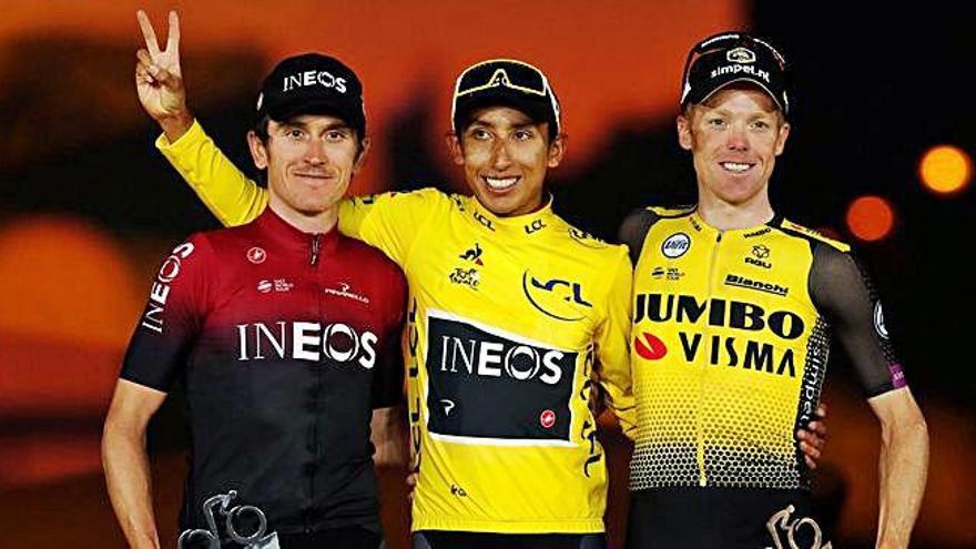 Egan Bernal, en el centro, en el podio de París junto a Geraint Thomas y Steven Kruijswijk.