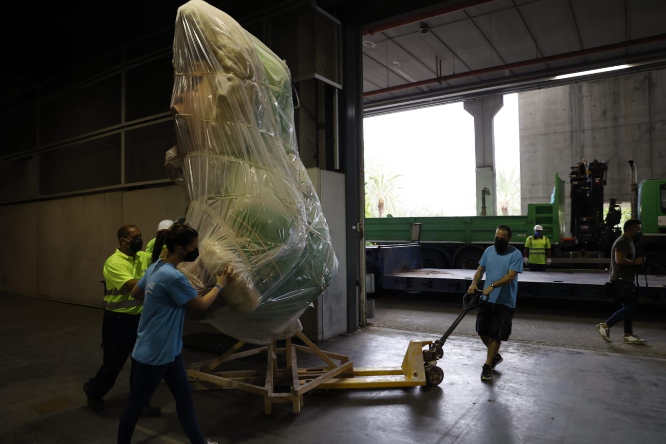 La primera falla sale de Feria València camino de la "plantà"