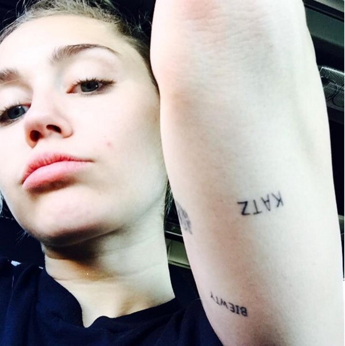 Miley Cyrus y su tatuaje 'KATZ'