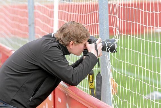 Hertha-Fans schauen beim Training zu.