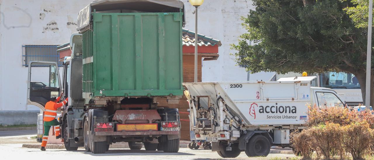 Vehículos de Acciona en el Ecoparque, que gestiona la empresa desde el mes de febrero