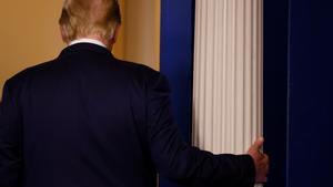 Trump abandona la sala de prensa de la Casa Blanca el pasado 5 de noviembre.