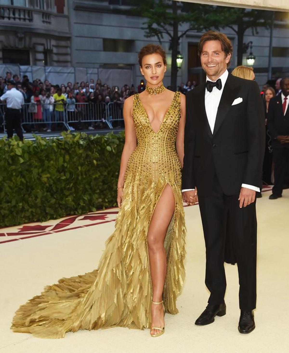 Irina Shayk y Bradley Cooper posan por primera vez juntos en una alfombra roja