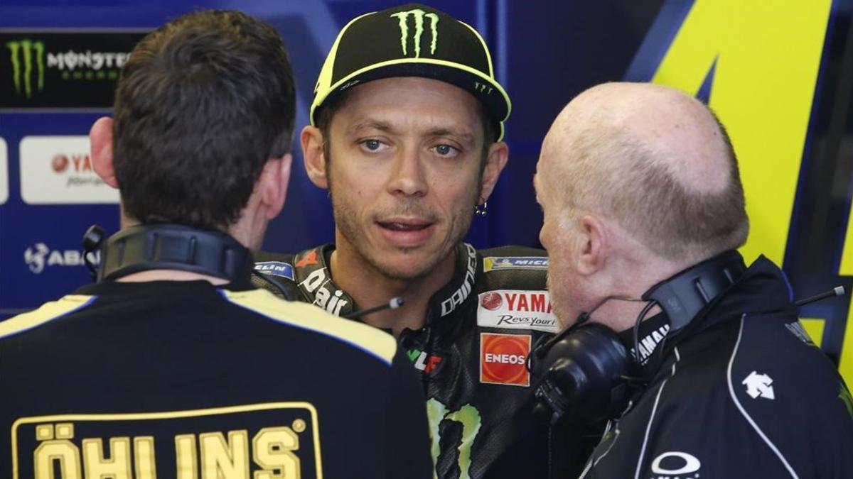 Valentino Rossi dialoga, en su boxe en Austin (EEUU), con su técnico de suspensiones y su ingeniero.