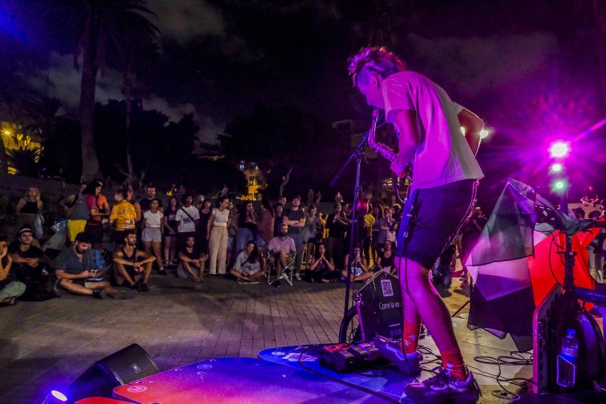 Conciertos en el segundo día de la acampada por la vivienda en la Plaza de La Feria, en Las Palmas de Gran Canaria