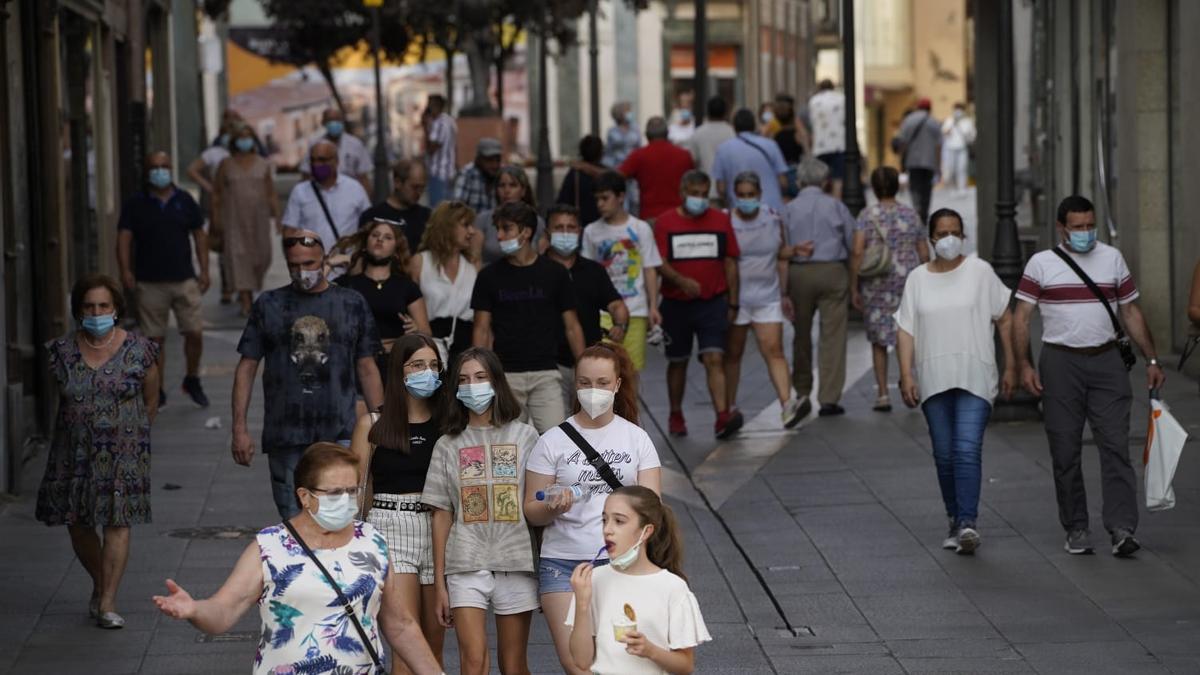 Decenas de personas, ayer por las calles de la capital