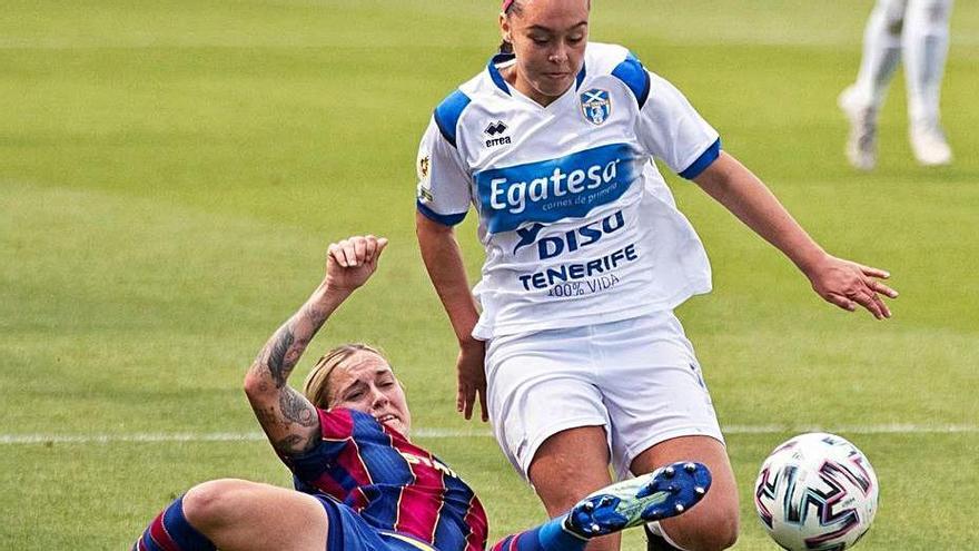 Mapi León disputa el balón con Ainhoa Delgado.