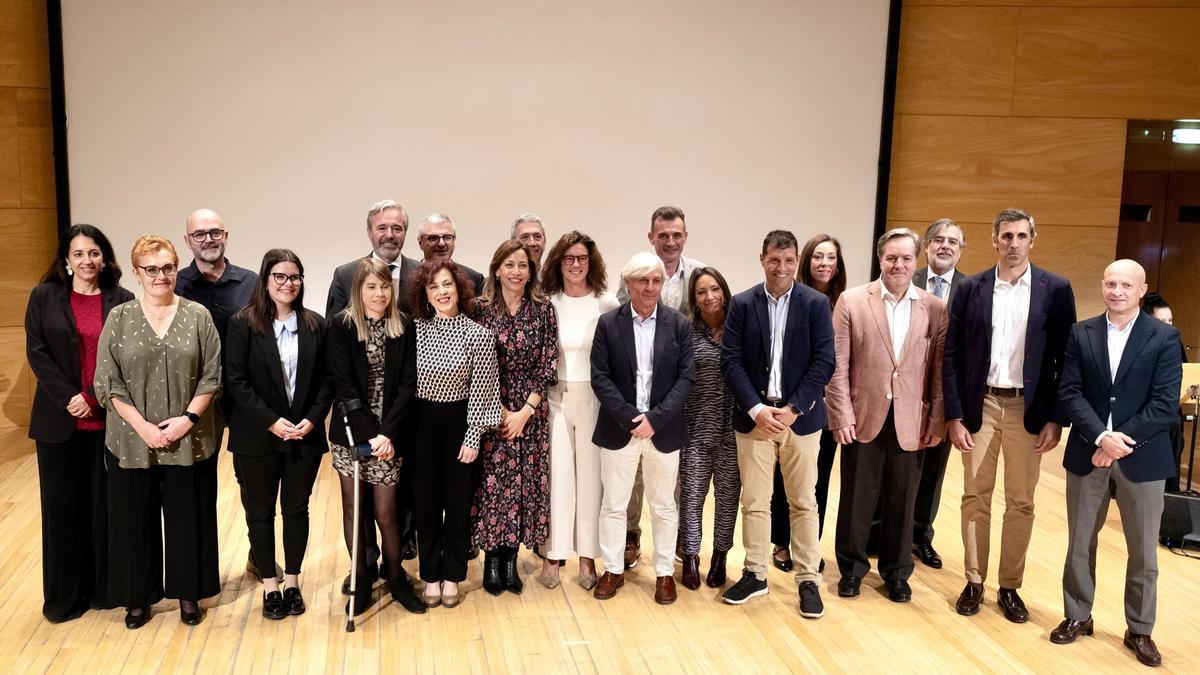 Foto de familia de autoridades y representantes de la Fundación CAI.