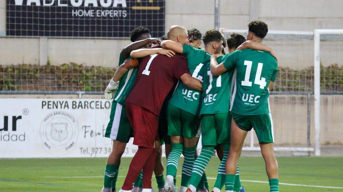 Celebración de los jugadores d ela UE Cornellà.