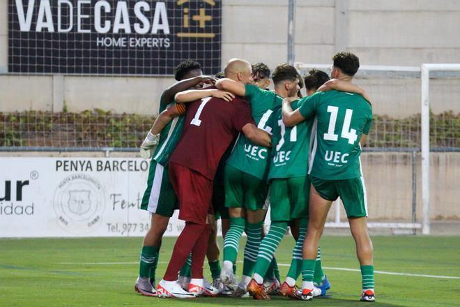 Celebración de los jugadores d ela UE Cornellà.