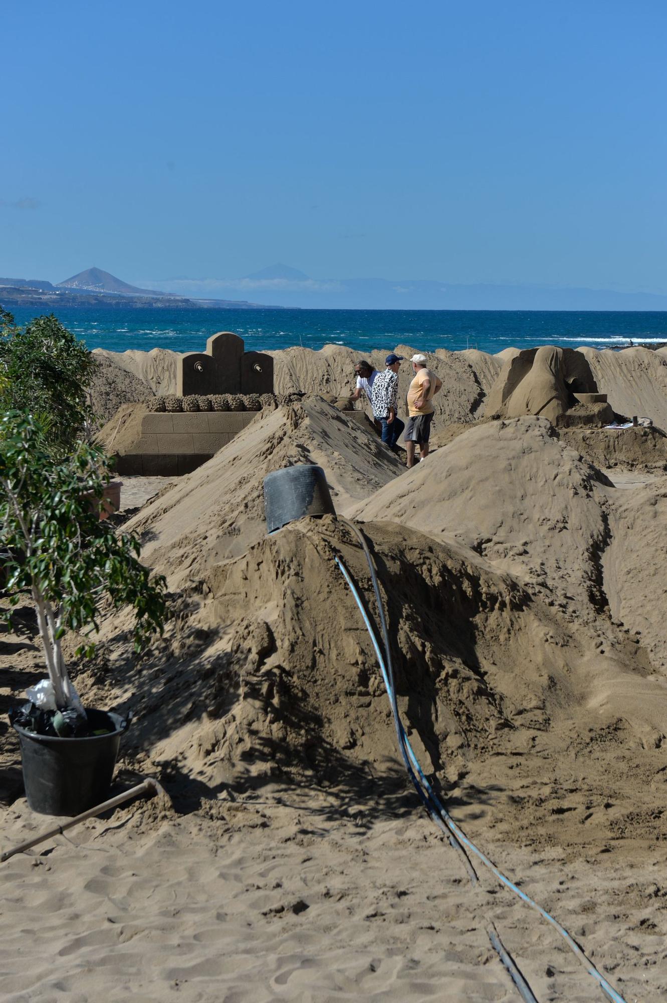 Construcción de los belenes de arena en Las Canteras