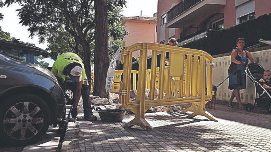 Un operario sella las juntas por donde crecen los hierbajos.