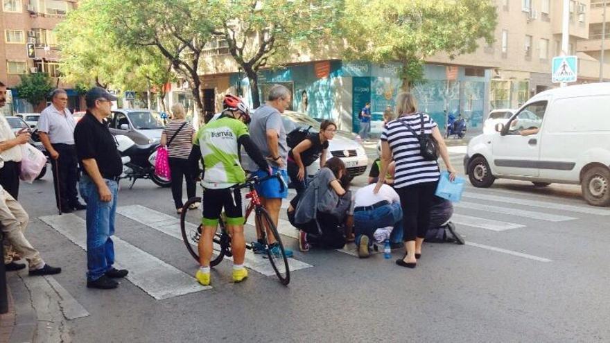 Testigos atienden a la mujer mientras esperan la ambulancia.