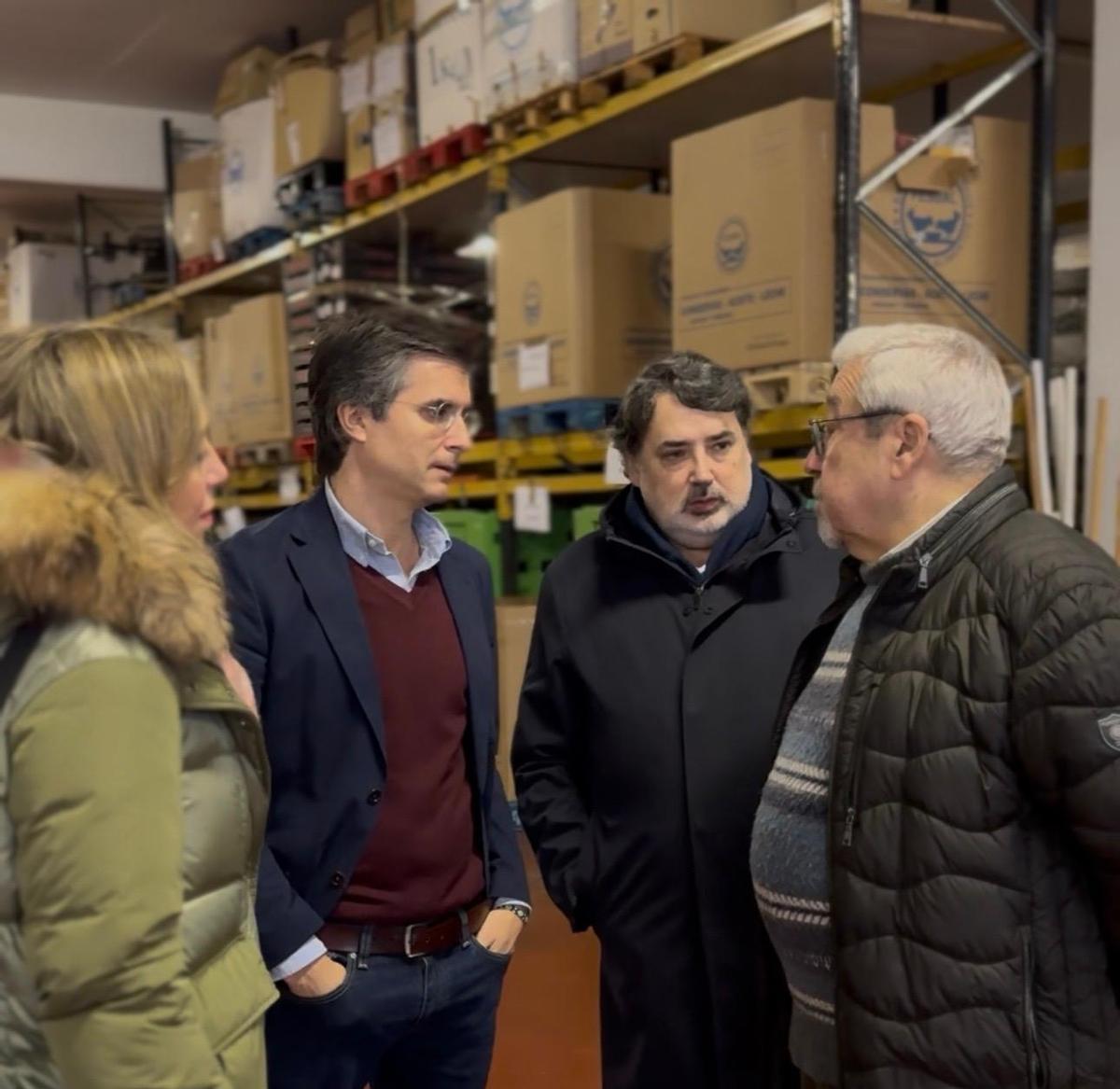 Verea, con concelleiros do PP durante a súa visita ao banco de alimentos de Santiago