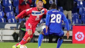 Aleix Vidal encara a Koffi durante el choque ante el Getafe