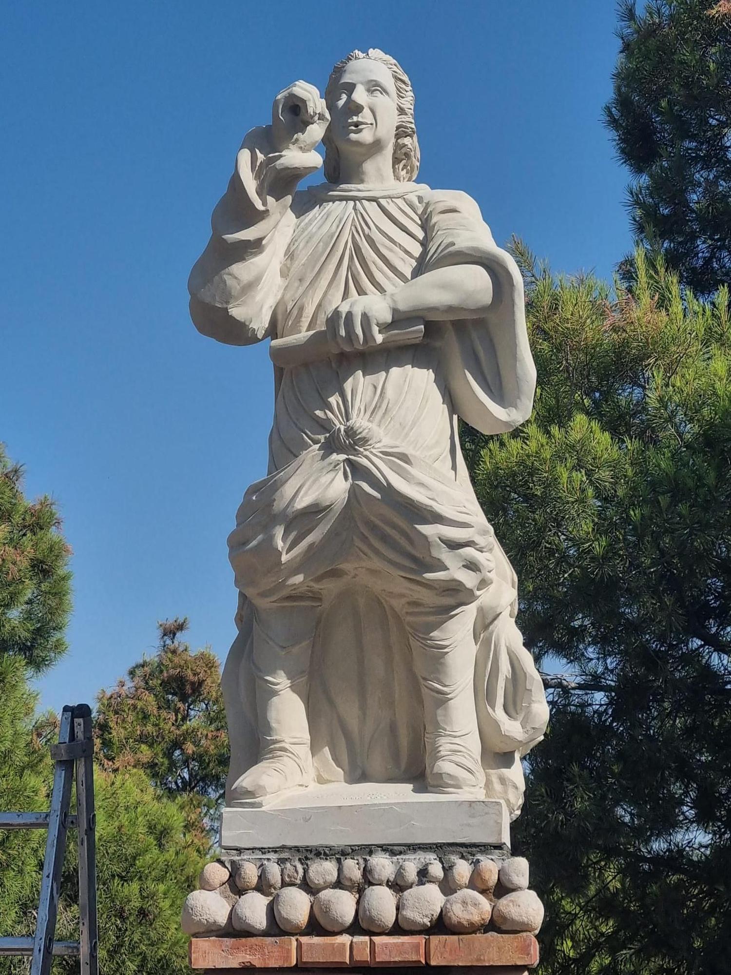 La escultura del heraldo ha sido donada por la empresa local Bateig Piedra Natural.