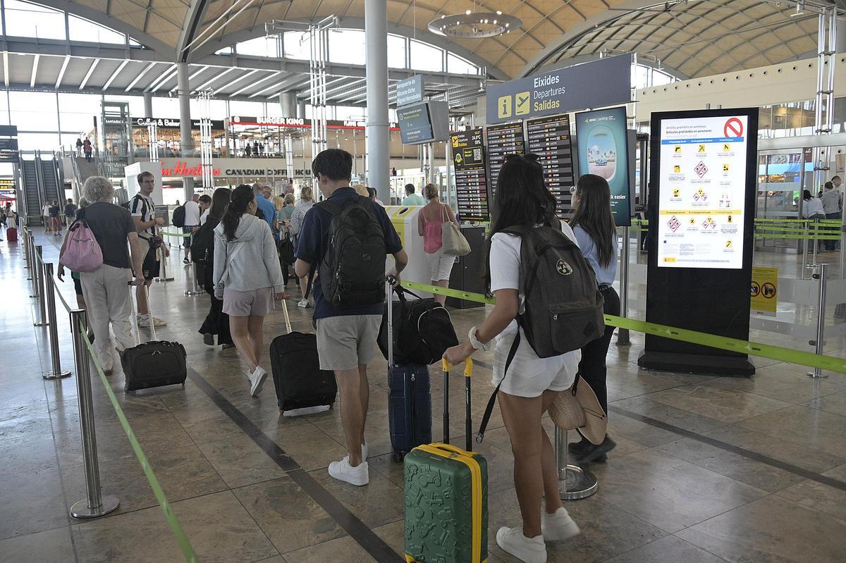 Pasajeros en el aeropuerto este viernes por la mañana, justo a la misma hora en la que estaba convocada la reunión.