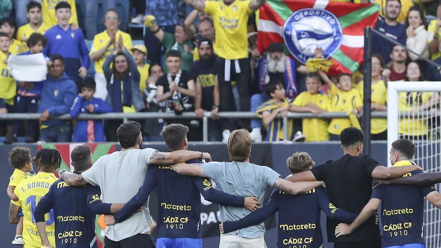 Los jugadores del Cádiz celebran su victoria en el partido de Liga contra el Celta.