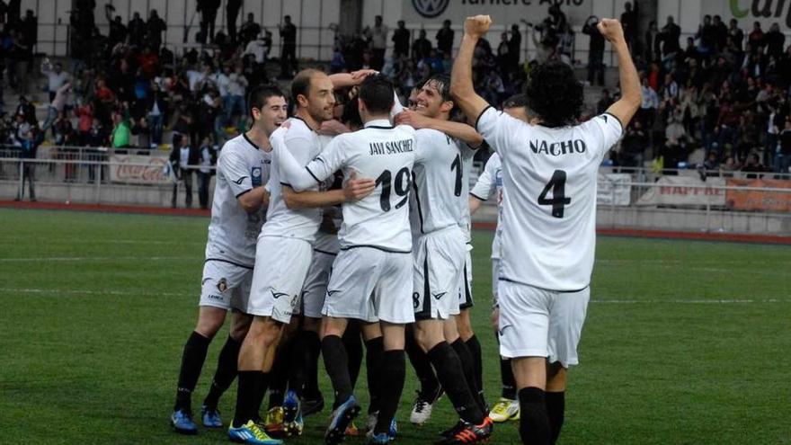 Los futbolistas del Caudal felicitan a Prosi por su tanto ante L&#039;Hospitalet.