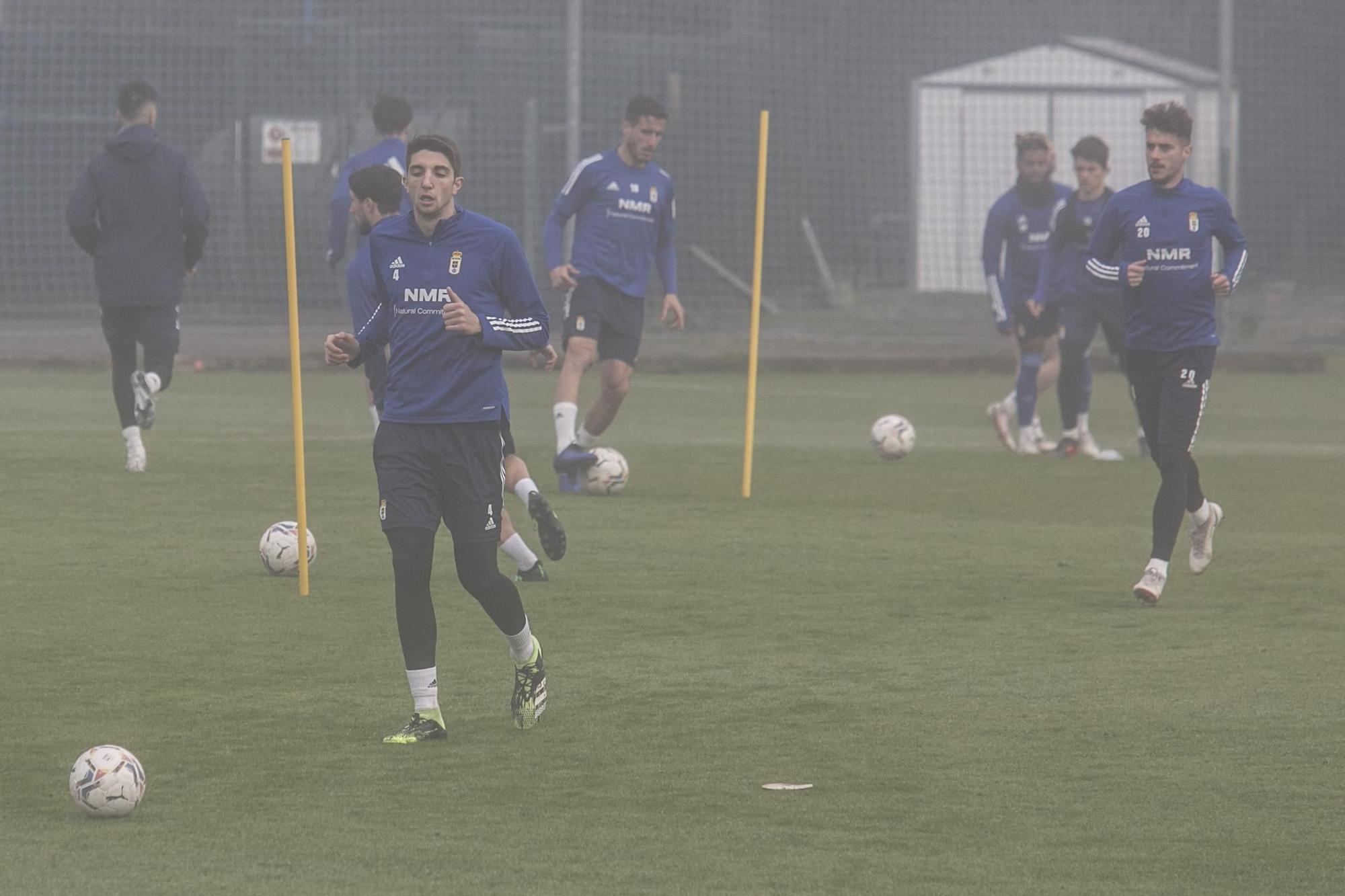 El entrenamiento del Oviedo en mitad de la niebla