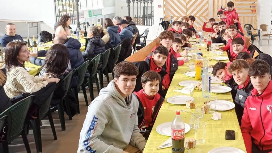 Padres, jugadores y técnicos de uno de los equipos cadetes del Arosa que comieron en la plaza de abastos.