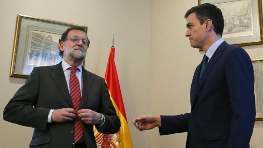 Rajoy evita dar la mano a Sánchez en su reunión en el Congreso