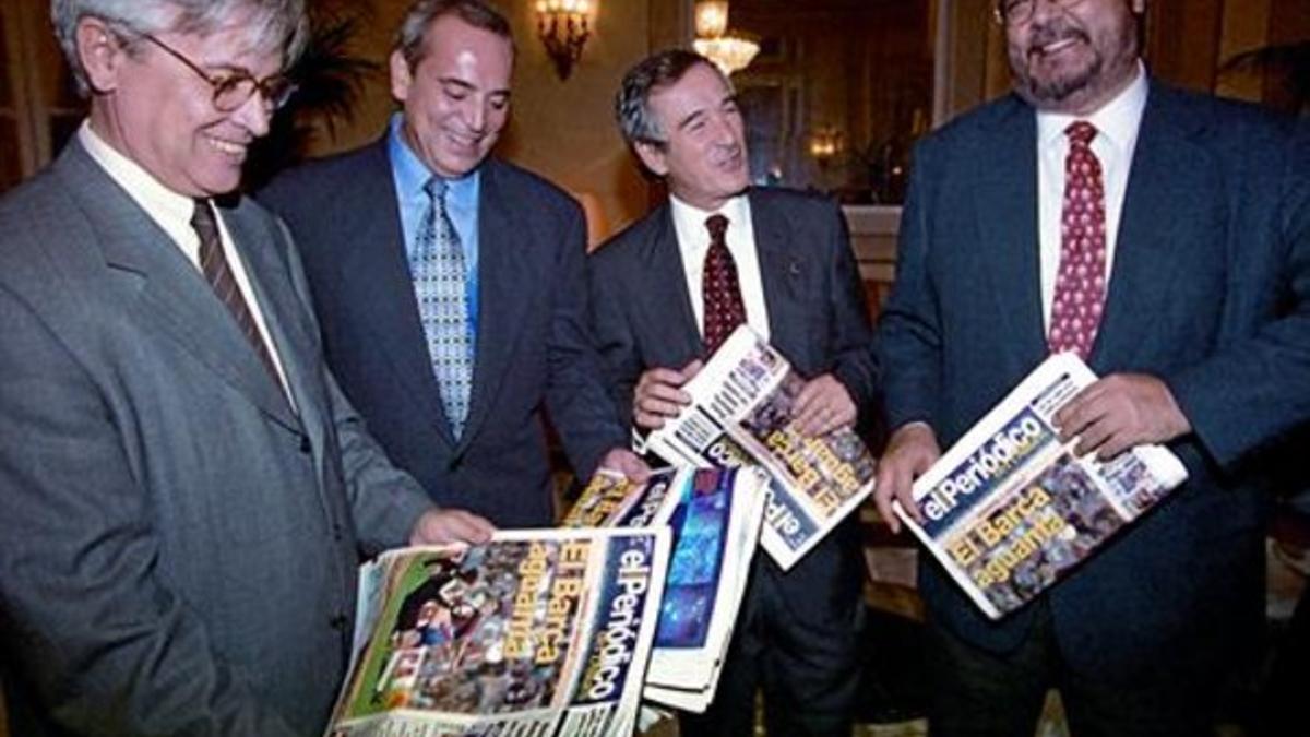 Joan Clos, Antonio Asensio, Xavier Trias y Antonio Franco,en la salida del diario, en 1997.