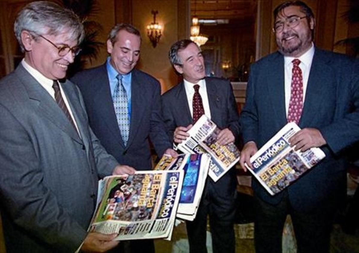 Joan Clos, Antonio Asensio, Xavier Trias i Antonio Franco, en la sortida del diari, el 1997. Joan Clos, Antonio Asensio, Xavier Trias i Antonio Franco, en la sortida del diari, el 1997.