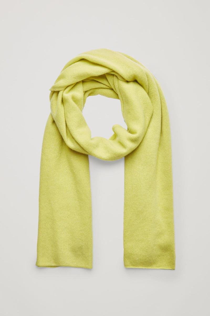 Bufanda amarilla de cashmere, de COS (39,50 euros)