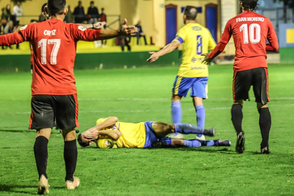 El conjunto de César Ferrando no aprovecha la expulsión del portero Emilio en el 52' y deja escapar dos puntos para colarse en los puestos de ascenso a Segunda