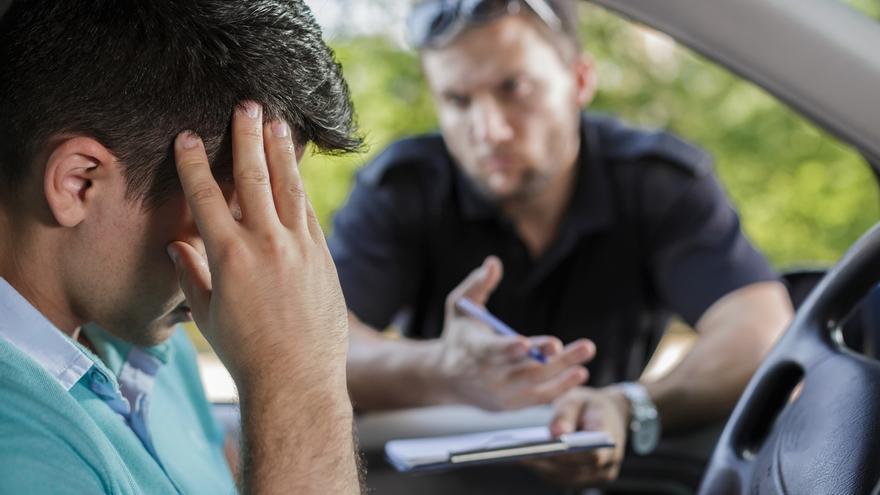 Esto es lo que debes llevar en el coche para evitar una multa de 3.000 euros