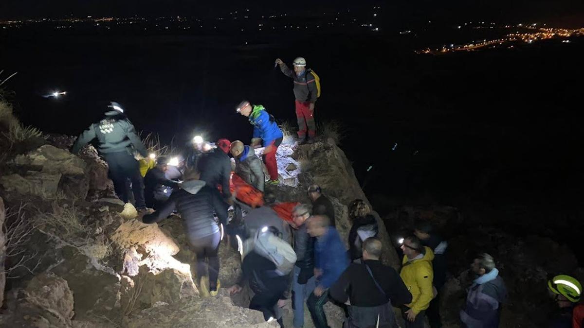 Un momento del rescate del montañero que se había perdido en Lorca.