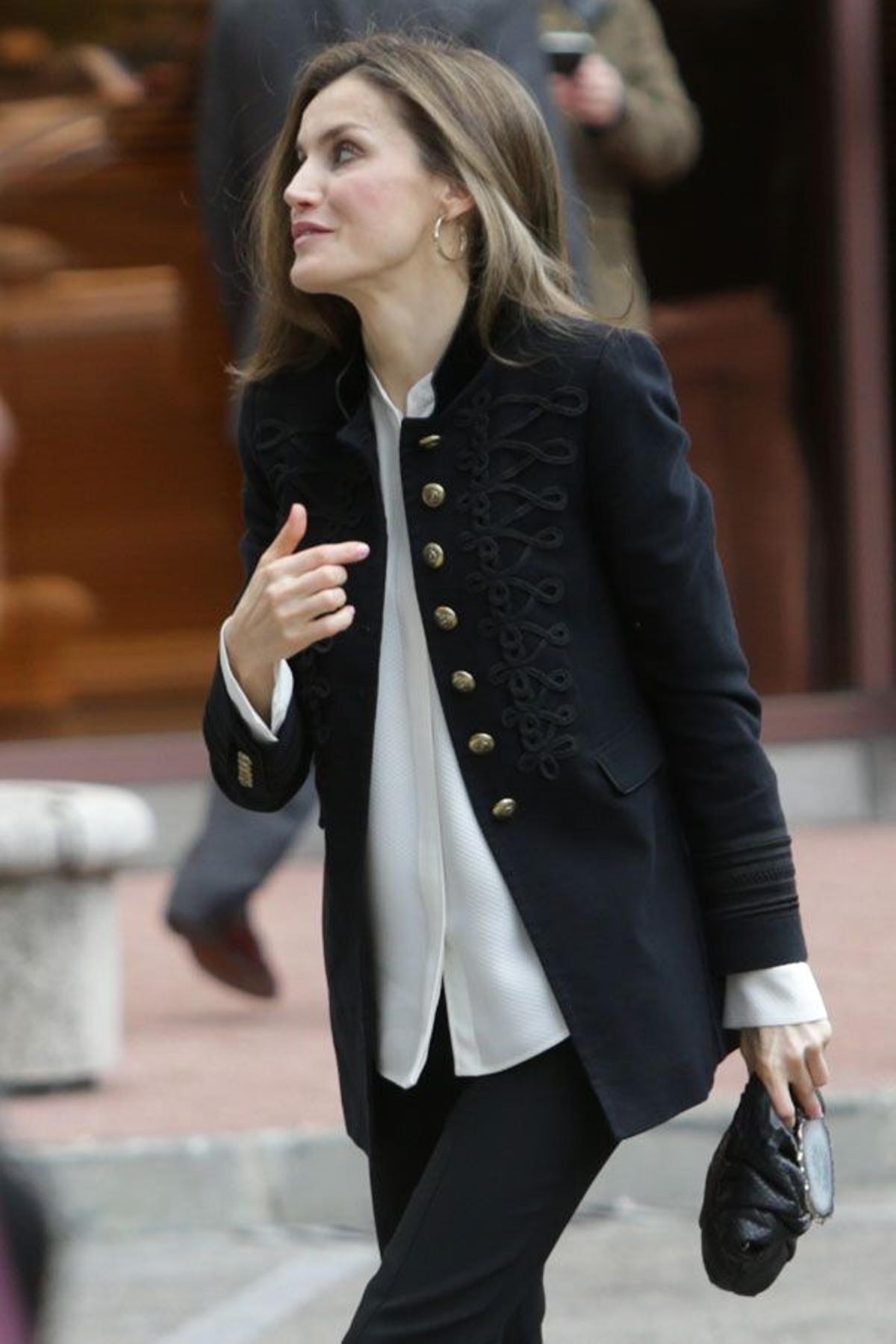 Letizia Ortiz con chaqueta militar de Zara y pendientes de Bimba y Lola a su llegada a una reunión