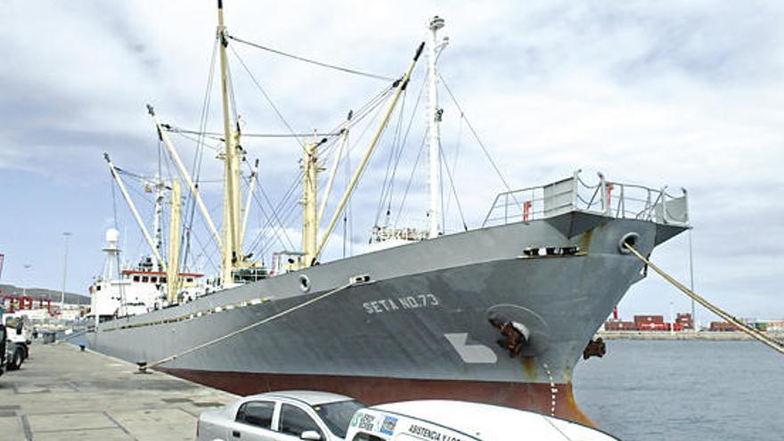 Un buque pesquero en el puerto de La Luz.| ándres peña