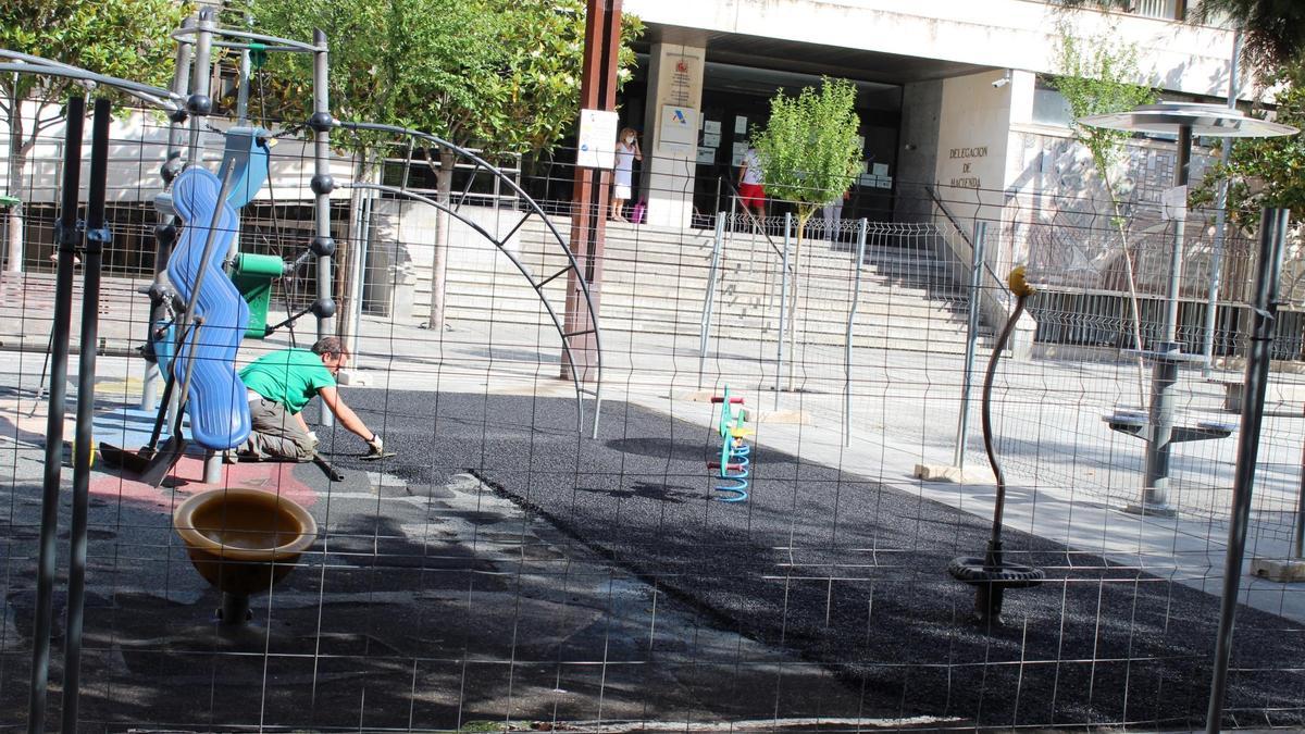 Renovación del suelo de caucho del parque infantil de la plaza de Castilla y León.