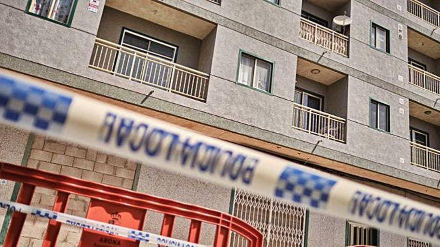 Edificio precintado en el número 12 de la calle Fuerteventura, de El Fraile.