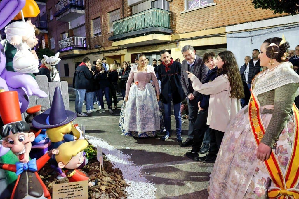 Puig visita la falle del Quint de Mislata en su 50 aniversario y tras el plantón del artista fallero