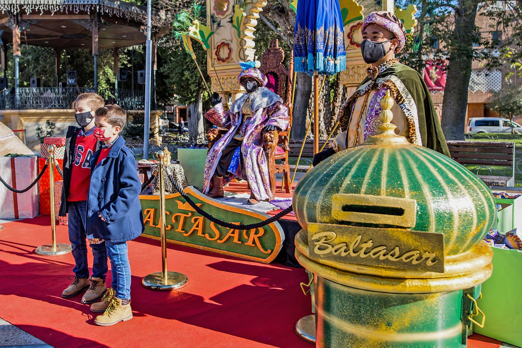 Los Reyes Magos reciben a los niños de Orihuela en la Glorieta