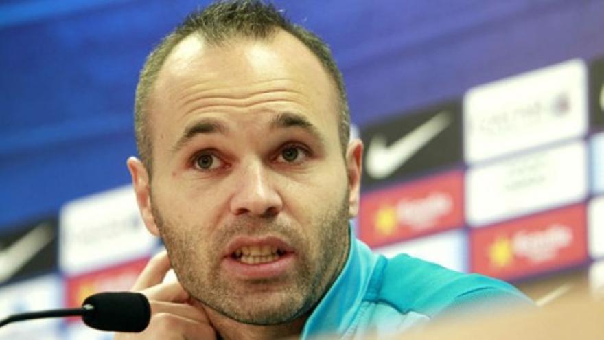 Iniesta saca la cara por el Barcelona