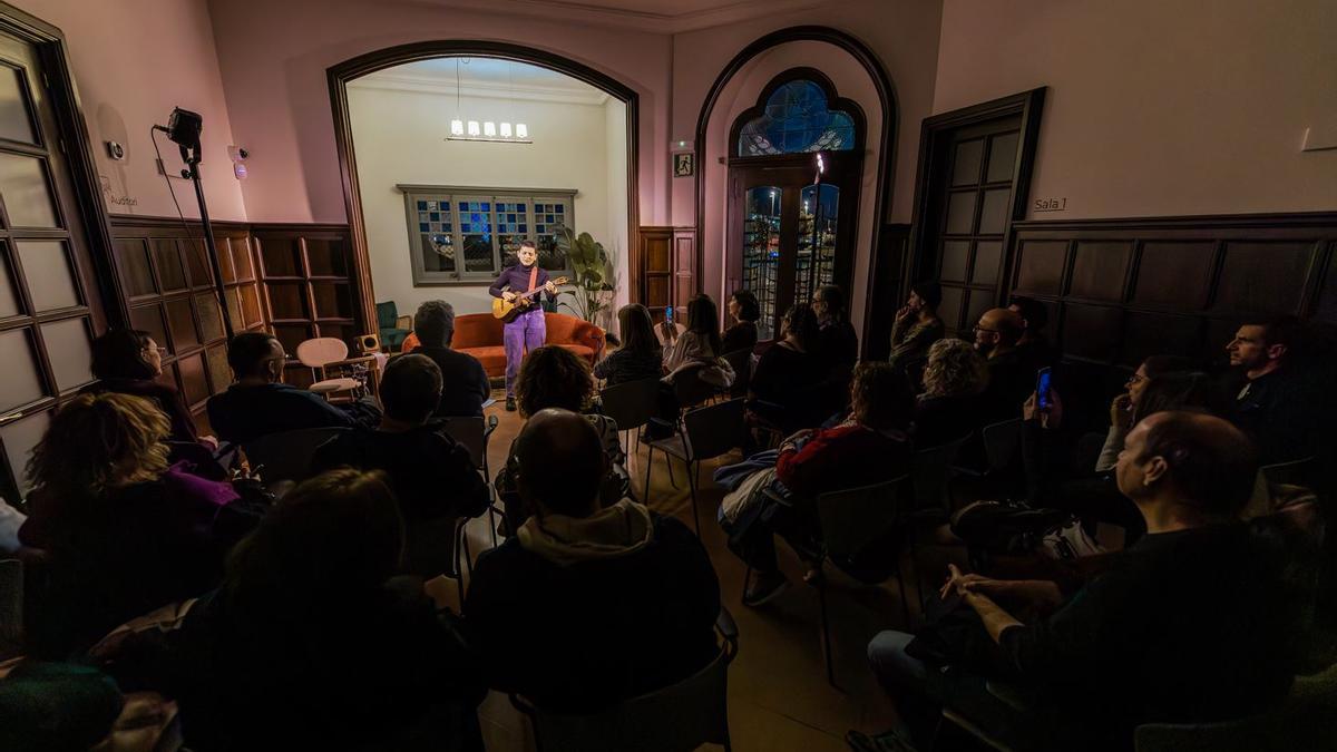 El concert de Paula Grande a la darrera edició del cicle Concerts a Cegues a la Farinera Teixidor de Girona.