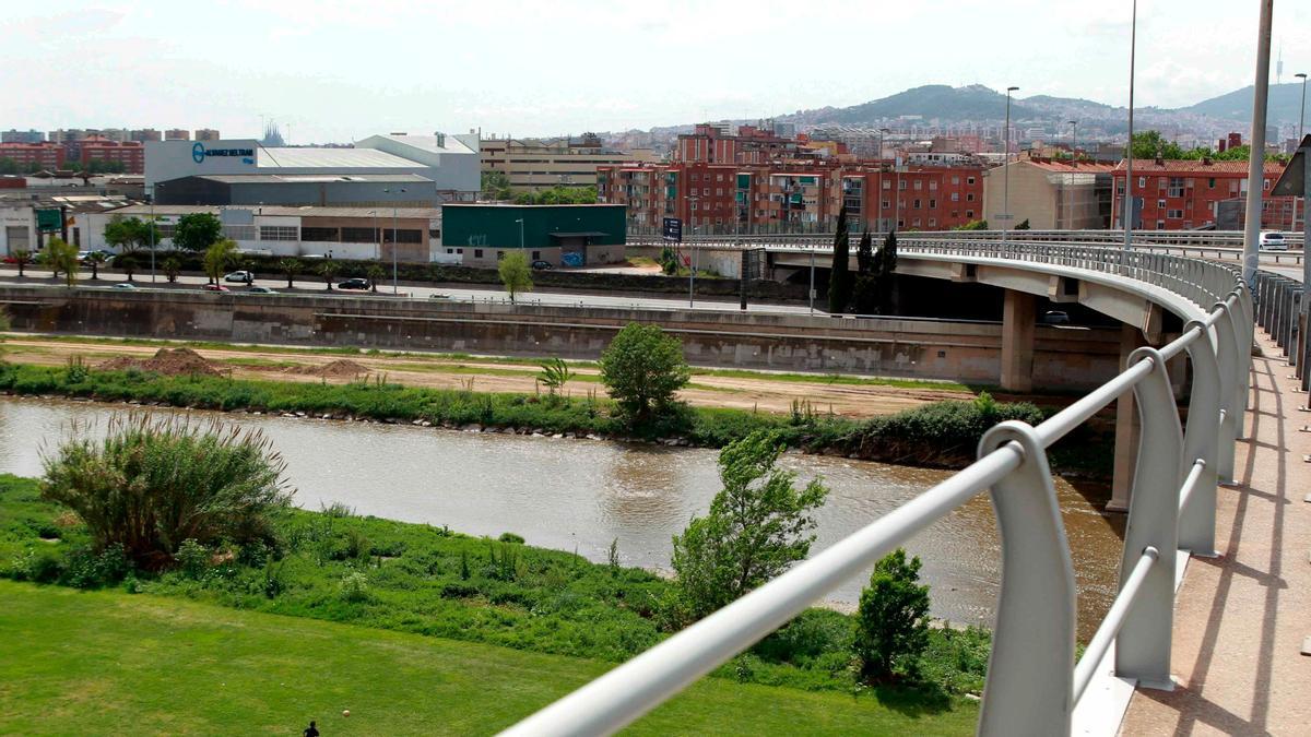 Vista desde el Pont del Molinet, que conecta Barcelona con Santa Coloma por encima de la Ronda Litoral (B-10) y el río Besós